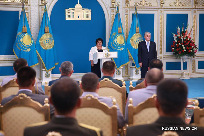 Президент Казахстана вручил госнаграды участникам ликвидации пожара и взрывов на складе боеприпасов