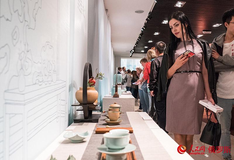 В Москве состоялась церемония открытия Выставки бирюзового фарфора провинции Чжэцзян