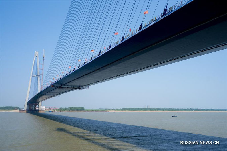 В Ухане близится к завершению строительство "самого широкого моста через Янцзы"