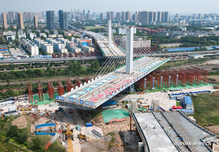 В Ухане успешно завершили поворот 36000-тонной секции моста над железнодорожными путями