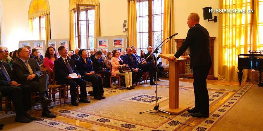 В Минске открылась международная фотовыставка, посвященная 70-летию образования КНР