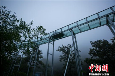 Первый в центральном Китае стекляннный рафт запущен в эксплуатацию
