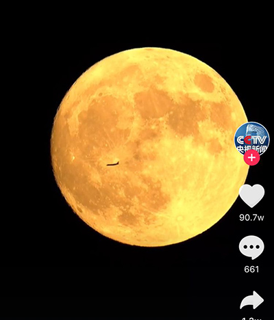В Китае засняли на камеру самолет, пролетающий мимо Луны