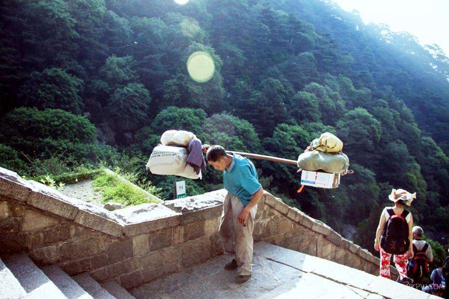 Сила воли на плече: история одного носильщика с горы Тайшань