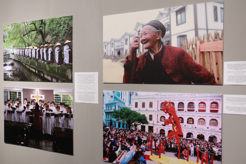 Церемония открытия фотовыставки "70 лет славных достижений КНР" прошла в Казахстане./Фотографии Синьхуа/