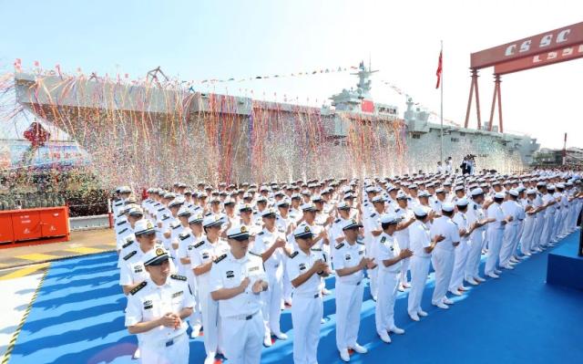 В Китае спустили на воду первый универсальный десантный корабль