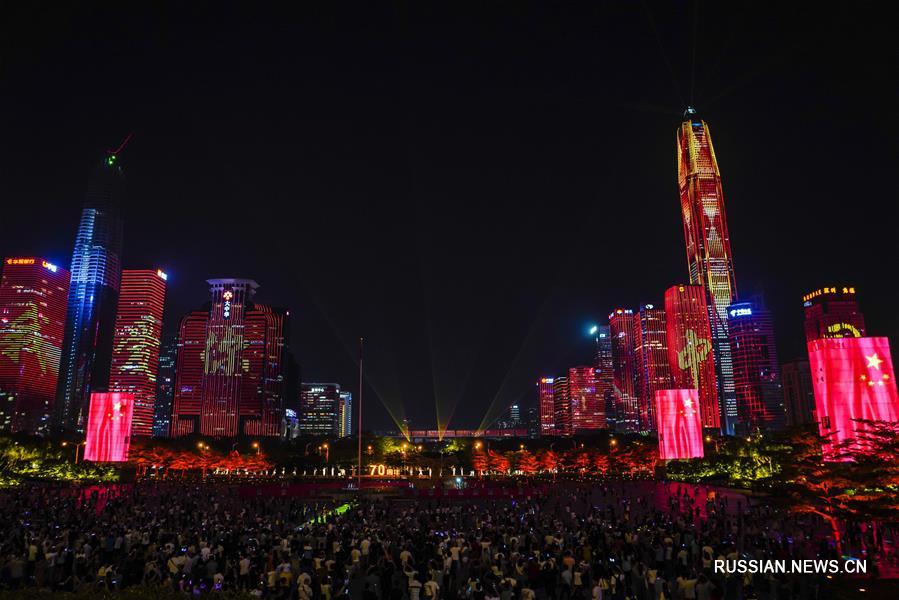 В Шэньчжэне проводится световое шоу в честь 70-летия основания КНР