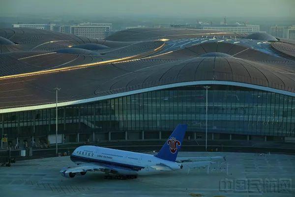 Из пекинского международного аэропорта "Дасин" вылетел первый самолет