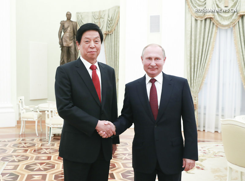 Китай и Россия должны неуклонно поддерживать друг друга и совместно способствовать созданию международных отношений нового типа и сообщества единой судьбы человечества -- Ли Чжаньшу
