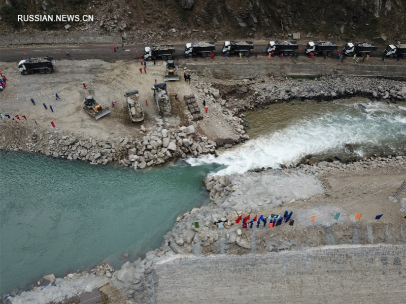 29 сентября построенная китайской компание China Gezhouba Group Company Ltd. плотина успешно осуществила перекрытие реки./Фотографии Синьхуа/