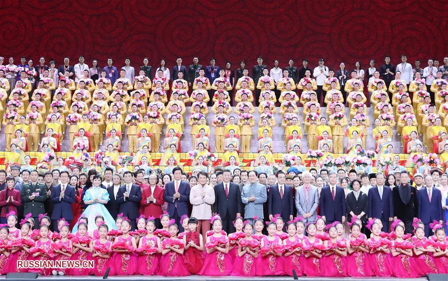 Большой художественный вечер в честь 70-летия образования КНР "Боритесь, сыны и дочери Китая!"