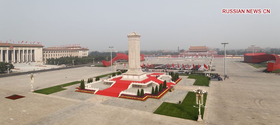 Си Цзиньпин почтил память павших героев на площади Тяньаньмэнь