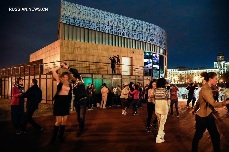 Последний в сезоне вечер уличных танцев в московском парке Горького