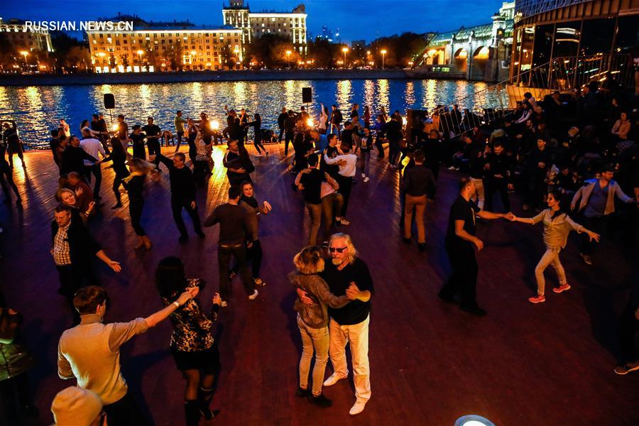 Последний в сезоне вечер уличных танцев в московском парке Горького