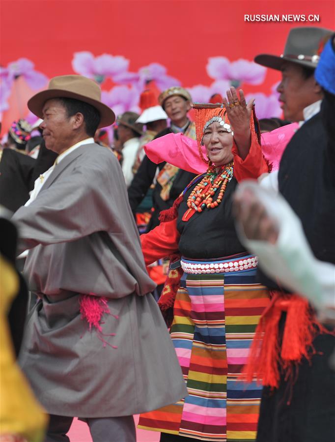 Тибетский танец гочжо в честь 70-летия образования КНР