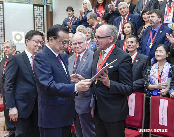 Ли Кэцян встретился с иностранными специалистами, получившими Премию дружбы от китайского правительства за 2019 год