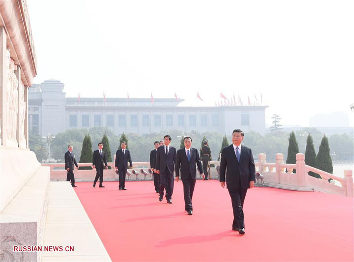 Си Цзиньпин и другие руководители Китая возложили цветы к Памятнику павшим народным героям