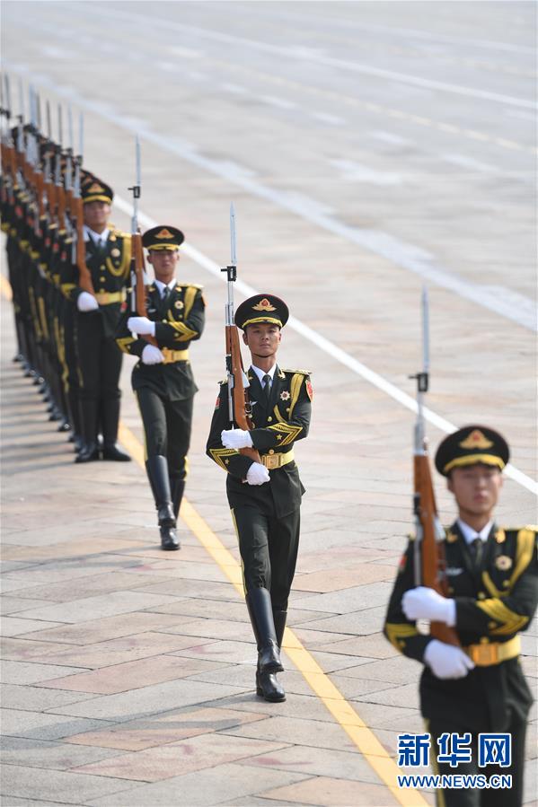 Церемония поднятия государственного флага на торжествах по случаю Национального праздника КНР