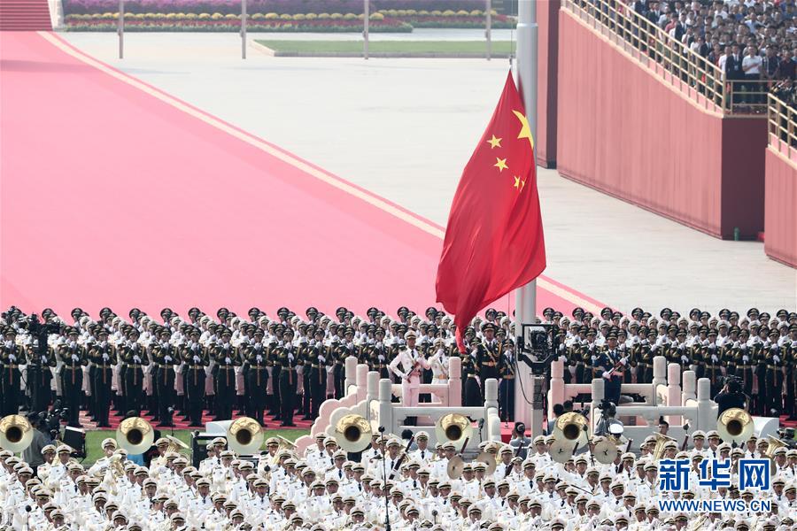 Церемония поднятия государственного флага на торжествах по случаю Национального праздника КНР