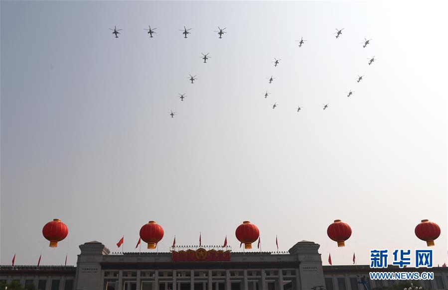 Церемониальный марш военного парада начался пролетом над площадью Тяньаньмэнь воздушного эшелона с флагами КПК, КНР и НОАК