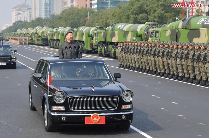 Си Цзиньпин проводит смотр парадных расчетов войск в честь Национального праздника КНР