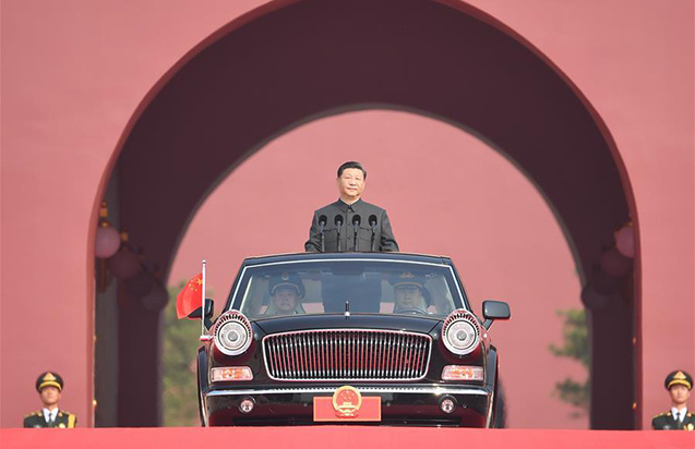 Си Цзиньпин проводит смотр парадных расчетов войск в честь Национального праздника КНР
