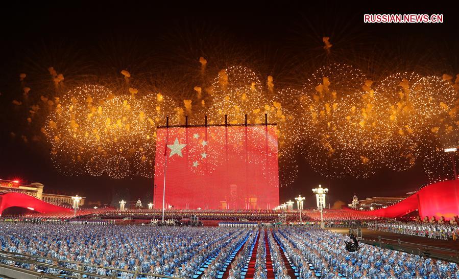 Сверкающие огни праздничных салютов в честь Дня образования КНР
