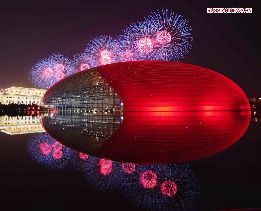 Сверкающие огни праздничных салютов в честь Дня образования КНР