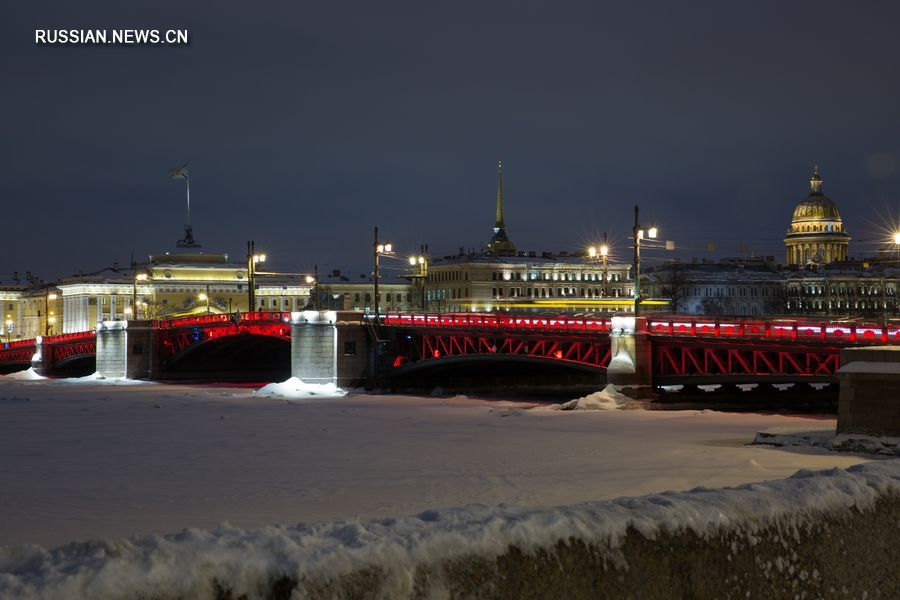 5 февраля 2019 года на Дворцовом мосту через реку Неву в Санкт-Петербурге зажглись красные фонари в честь празднования китайского Нового года по лунному календарю. /Фото: Синьхуа/
