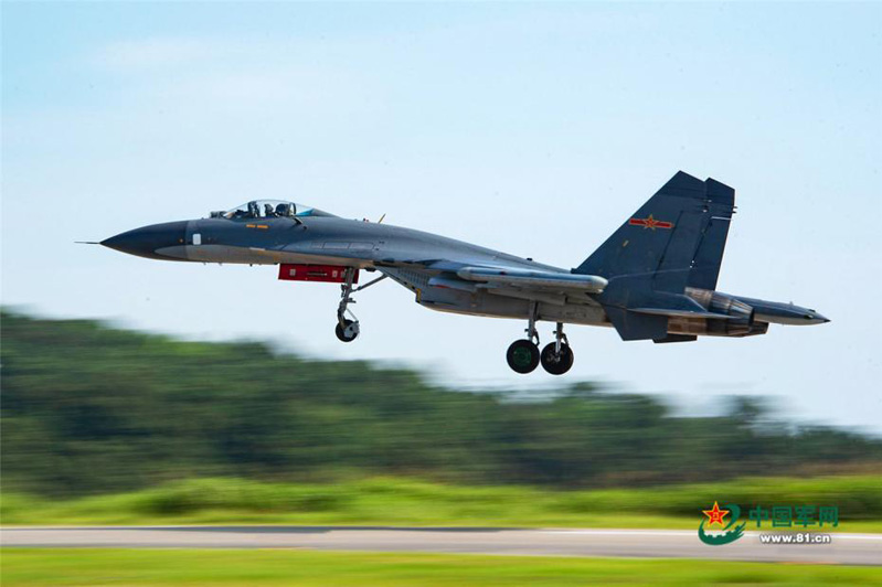 Тренировка китайских боевых самолетов