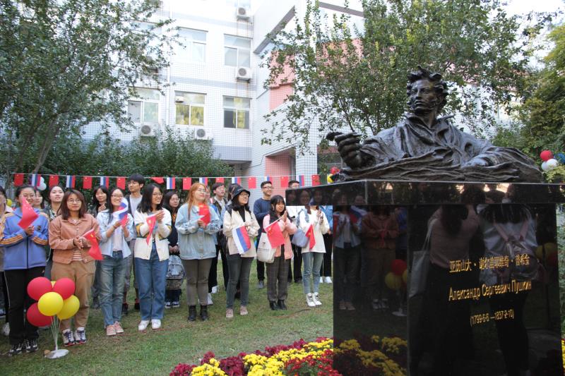 Памятник Пушкину появился в Столичном педагогическом университете