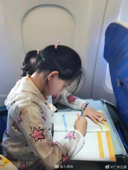 В конце семидневных выходных все дети делали домашние задания в самолете