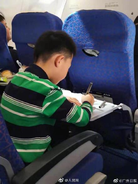В конце семидневных выходных все дети делали домашние задания в самолете