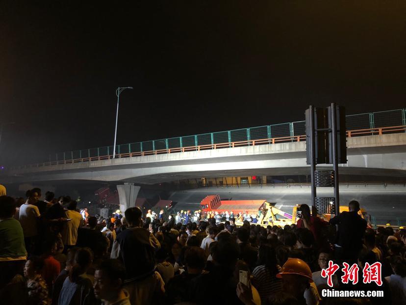 В китайском городе Уси провинции Цзянсу обрушился эстакадный мост