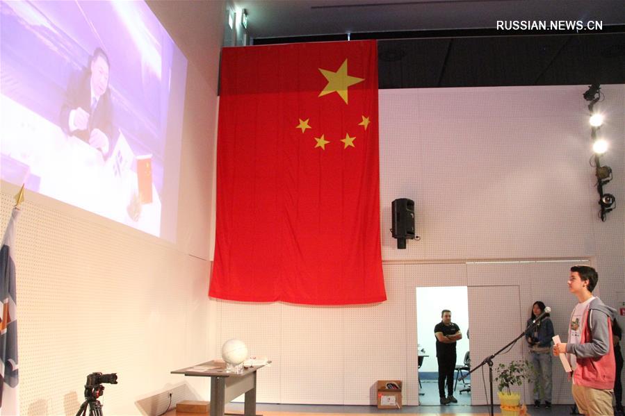 Первый космонавт КНР Ян Ливэй провел телемост с португальскими школьниками