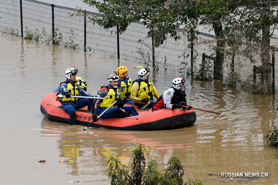 14 октября в префектуре Нагано /Япония/, пострадавшей от тайфуна "Хагибис", сотрудники ведут поисково-спасательные работы. /Фото: Синьхуа/