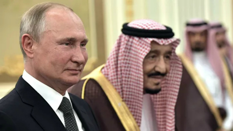 Президент РФ Владимир Путин и король Саудовской Аравии Сальман бен Абдель Азиз аль Сауд на церемонии официальной встречи. Архивное фото