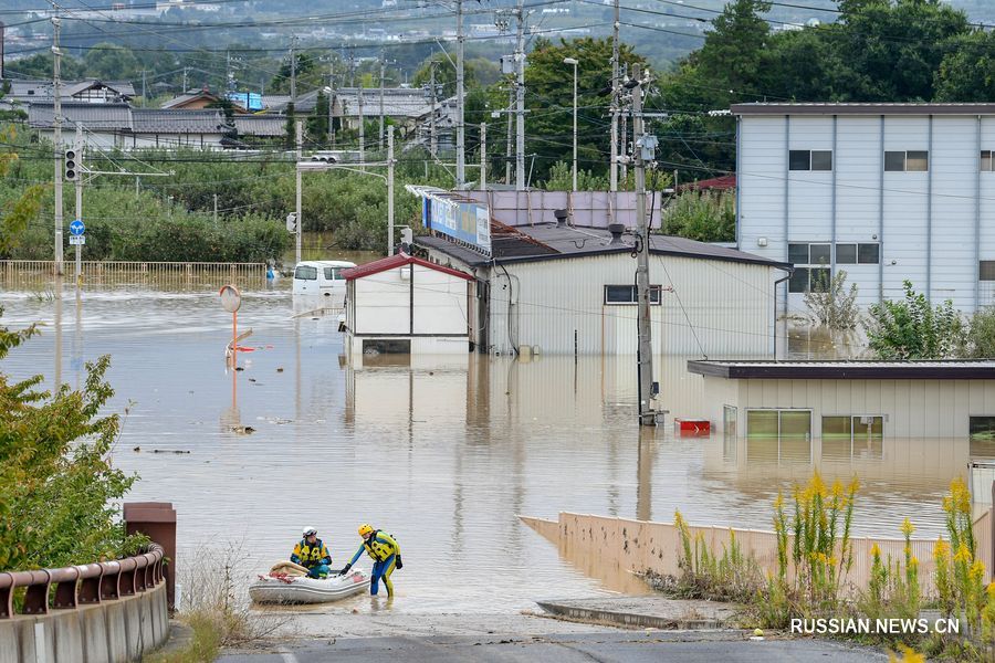 По меньшей мере 64 человека в Японии стали жертвами тайфуна "Хагибис", обрушившегося на страну в минувшие выходные, более 10 человек пропали без вести, спасатели ведут их поиски. /Фото: Синьхуа/