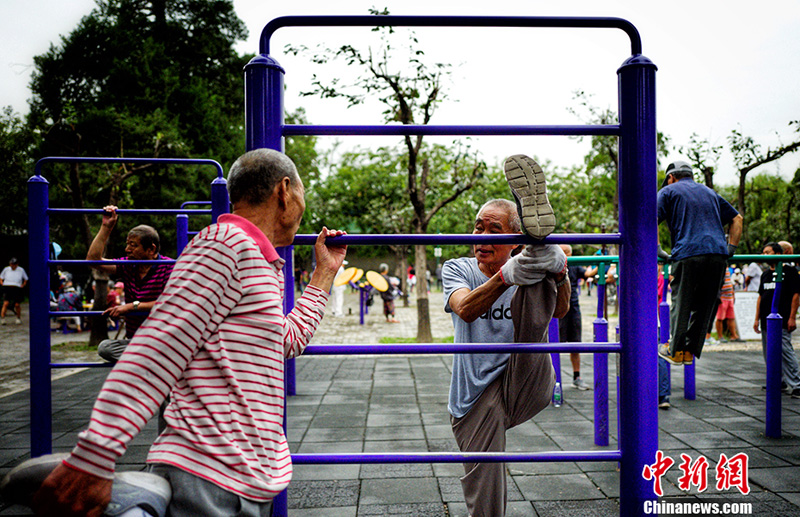 Старики в Пекине любят заниматься физическими упражнениями по утрам