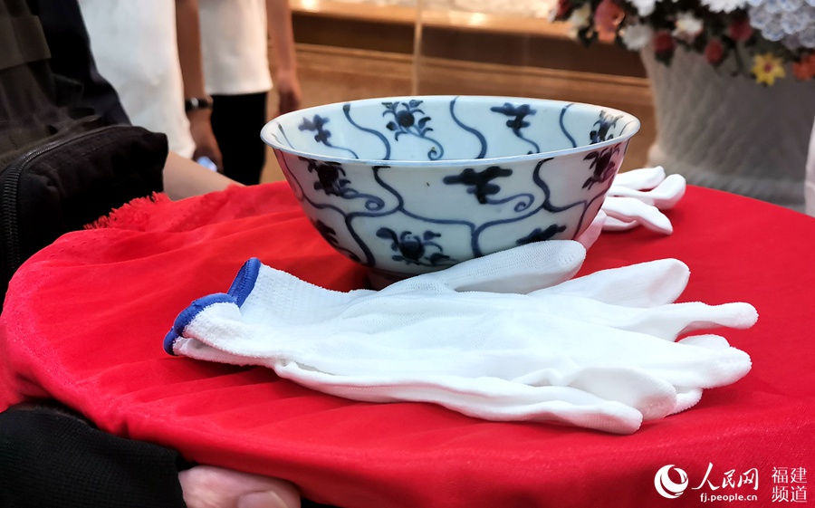 194 предмета бело-синего фарфора города Дэхуа провинции Фуцзянь вернулись из-за рубежа 