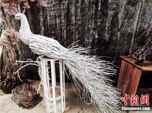 Китайский художник создает скульптуры животных из сухих веток