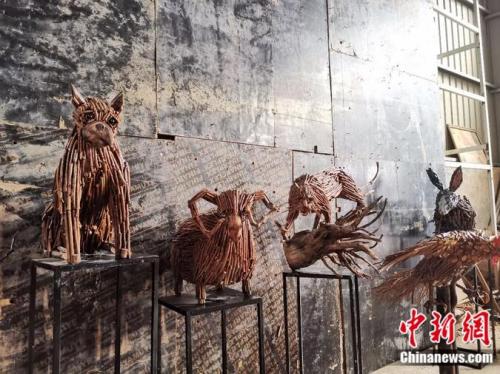 Китайский художник создает скульптуры животных из сухих веток