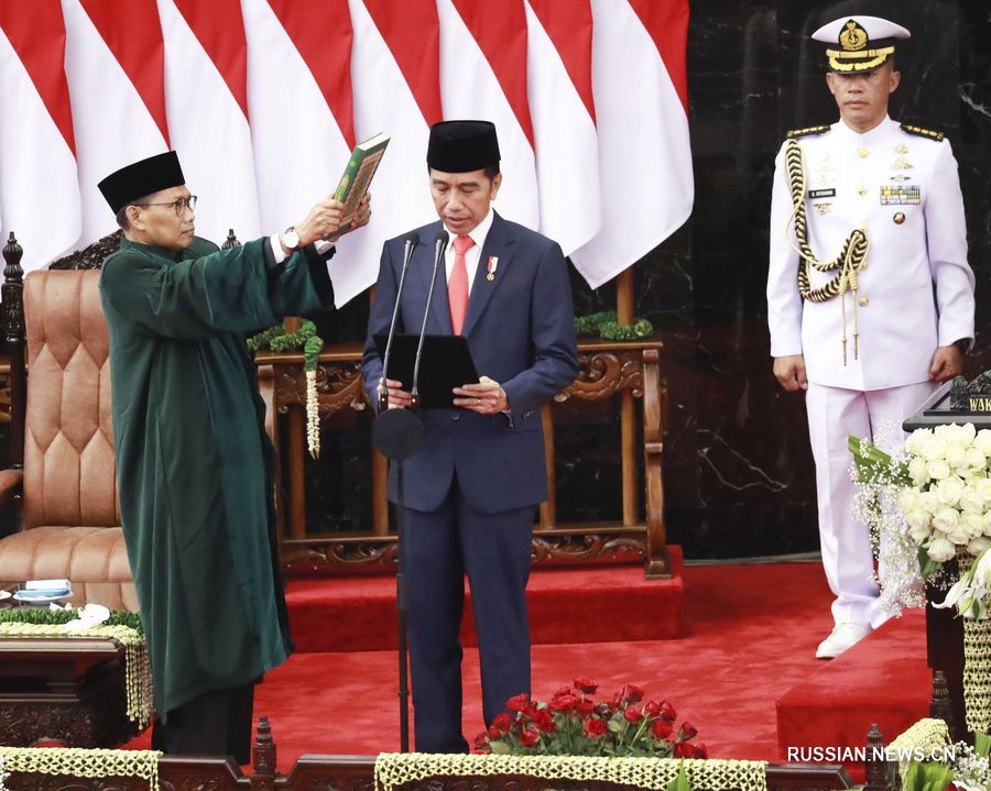Вновь избранный президент Индонезии Джоко Видодо принес присягу и вступил в должность. /Фото: Синьхуа/