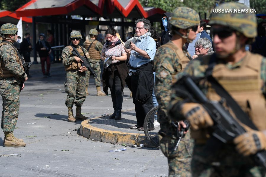 19 октября военнослужащие находились в карауле на улицах города Сантьяго, столицы Чили. /Фото: Синьхуа/