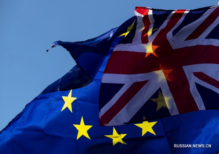 19 октября, флаг Евросоюза и государственный флаг Великобритании за зданием британского парламента в Лондоне /Фото: Синьхуа/