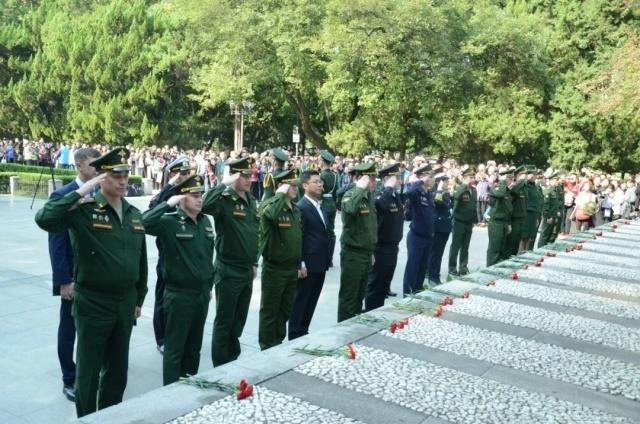 Заместитель министра обороны РФ в Китае возложил цветы к монументу советских летчиков-добровольцев