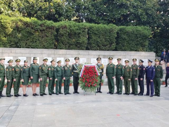 Заместитель министра обороны РФ в Китае возложил цветы к монументу советских летчиков-добровольцев