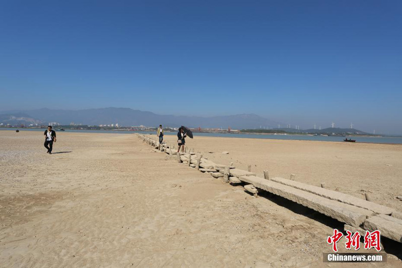На дне китайского озера Поянху показался древний мост