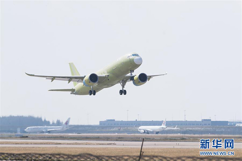 Пятый китайский крупный пассажирский авиалайнер С919 успешно завершил первый испытательный полет