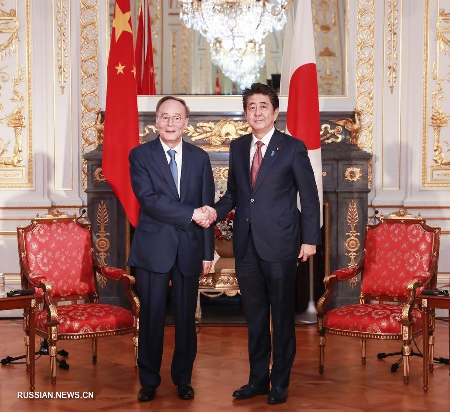 Ван Цишань встретился с премьер-министром Японии Синдзо Абэ. /Фото: Синьхуа/